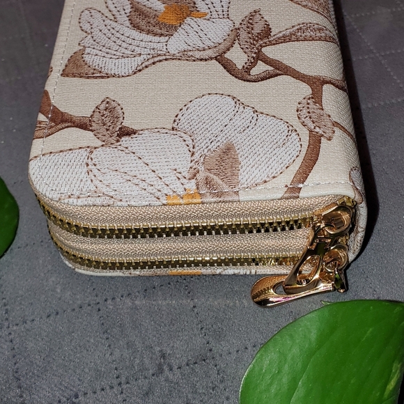 Faux Embroidered Flower Wallet 🌼 🌸 Tan Color - Picture 10 of 10